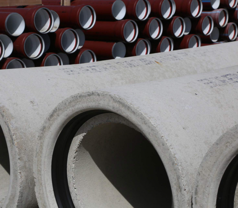 Betonrohre und PVC Rohre
